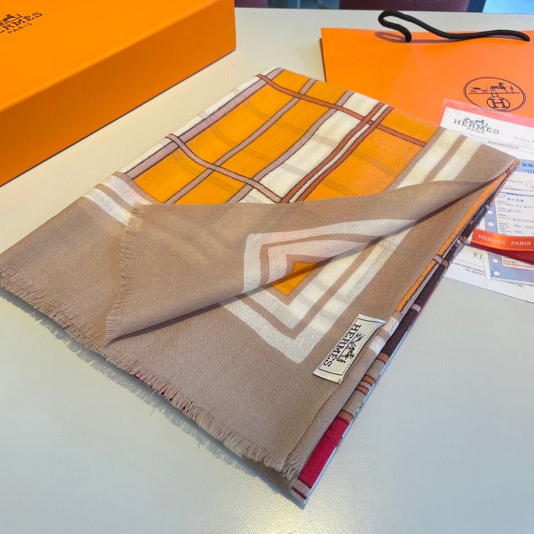 Will glow shiny scarf Hermes ~   on the new   Needless to say, this model is too familiar, the classic double F is the continuation of a century of iconic logo, this year the Vintage trend swept the world ~ ~ ~ Medieval 