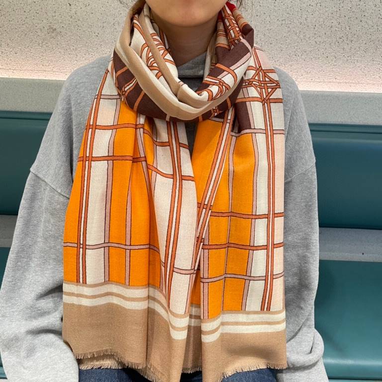 Will glow shiny scarf Hermes ~   on the new   Needless to say, this model is too familiar, the classic double F is the continuation of a century of iconic logo, this year the Vintage trend swept the world ~ ~ ~ Medieval 