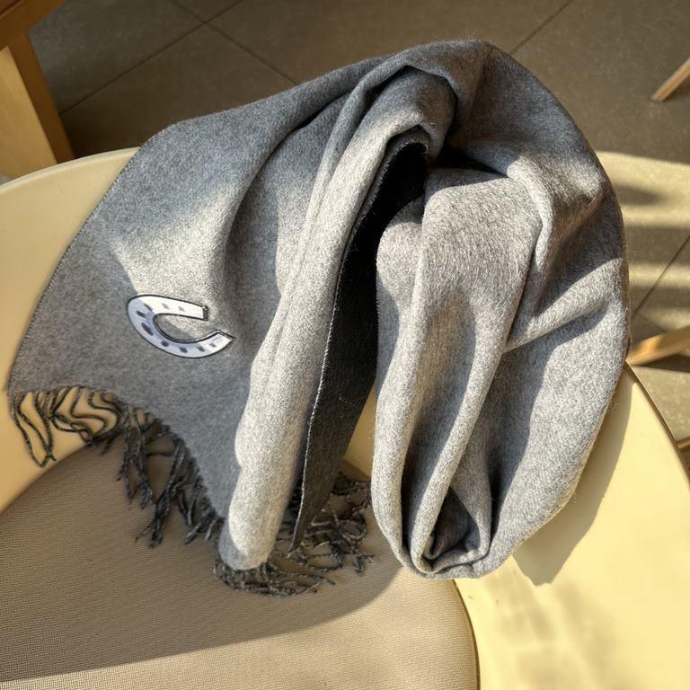 Hermes winter new men and women can be used [double-sided cashmere long scarf], you can go and see for yourself Oh, his family's price is estimated to make you step back, too expensive, simply the price of the aristocrat