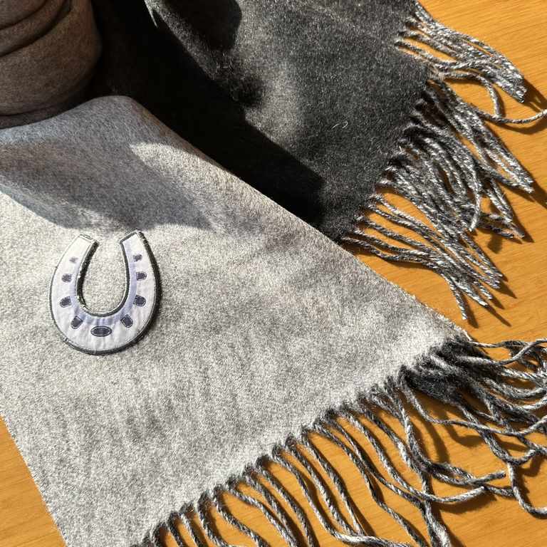 Hermes winter new men and women can be used [double-sided cashmere long scarf], you can go and see for yourself Oh, his family's price is estimated to make you step back, too expensive, simply the price of the aristocrat