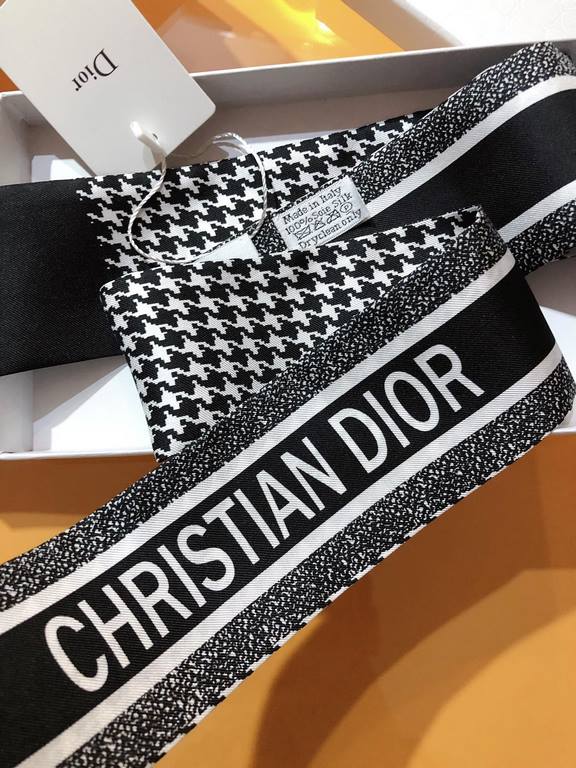 PDO2209  Must have! Super hot Dior [30 Montaigne] ribbon! Chiffon check pattern highlights the brand's elegant style. Classic style, long shape, pointed design at both ends, back decorated with CHRISTIAN DIOR logo bar pa