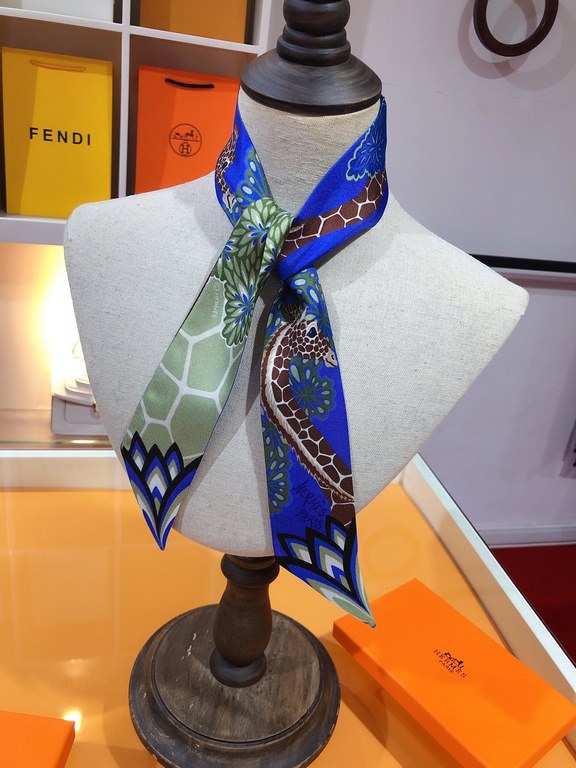 PHMS2111   Hermès [Mihui Triple Goddess] Ribbon   During a trip to South Africa, Hermès designer Alice Shirley was lucky enough to catch a glimpse of a giraffe, and then a second, and then a third, as they were foraging 