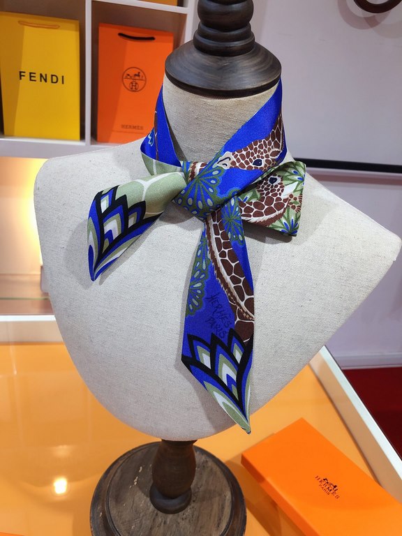 PHMS2111   Hermès [Mihui Triple Goddess] Ribbon   During a trip to South Africa, Hermès designer Alice Shirley was lucky enough to catch a glimpse of a giraffe, and then a second, and then a third, as they were foraging 