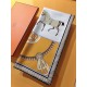 SHMS2233  Hermes [Cloaked Stallion] 90cm Silk Square Scarf, this must-have Hermes accessory can be worn in a variety of ways and goes well with any outfit. Wear it around your neck or as a belt, hair tie or headband. Thi