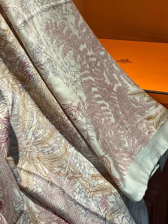 Hermes ~ autumn and winter with a sharp tool   top double-sided same color version of silk cashmere shawl! 1条等于2条】One shawl is equal to two】Point of view is wonderful, the pattern and color matching are super like, anoth