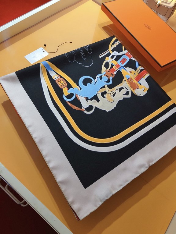 SHMS2309 ORIGINAL HERMES [Gorgeous bridle] 90cm silk square scarf  Gorgeous bridle is one of the most iconic motifs of Hermes. It is created through the brand's exquisite craftsmanship. This reinterpretation of one of th