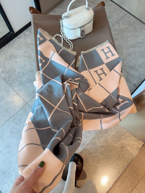 The new  H family. In this scarf, she draws a simple sample of what she considers exoticism. This must-have accessory can be worn in a variety of ways and goes well with any outfit, pleasing to the eye.