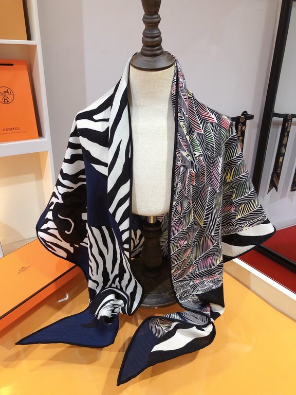 RHMS2285 Hermes [Zebra Pegasus] velvet large triangle scarf, counter synchronization! As well as the untamed nature of the zebra, the legend is reinterpreted on this silk scarf. Pegasus is the mount of Zeus, where the ho