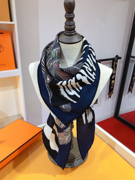 RHMS2285 Hermes [Zebra Pegasus] velvet large triangle scarf, counter synchronization! As well as the untamed nature of the zebra, the legend is reinterpreted on this silk scarf. Pegasus is the mount of Zeus, where the ho