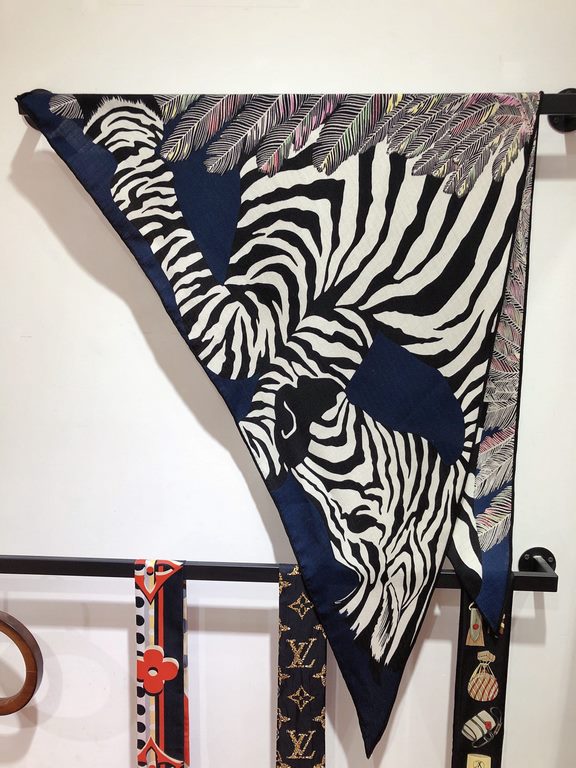 RHMS2285 Hermes [Zebra Pegasus] velvet large triangle scarf, counter synchronization! As well as the untamed nature of the zebra, the legend is reinterpreted on this silk scarf. Pegasus is the mount of Zeus, where the ho