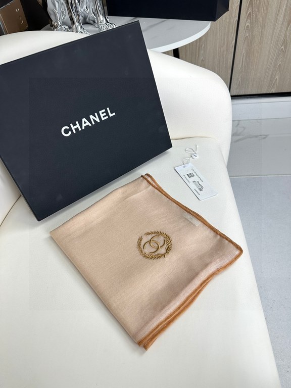 Price CHANEL2023 new model arrives and highlights!!!! Advanced cozy chic temperament. Chanel this touch the heart of the soft scarf, can not imitate the color and temperament!!!! Scarf light and shadow will also have a v