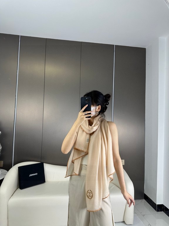 Price CHANEL2023 new model arrives and highlights!!!! Advanced cozy chic temperament. Chanel this touch the heart of the soft scarf, can not imitate the color and temperament!!!! Scarf light and shadow will also have a v