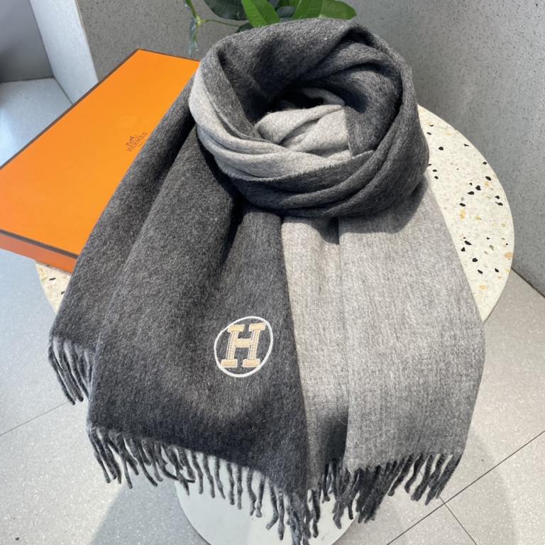 Will glow shiny scarf Hermes ~   on the new shawl   Needless to say, this model is too familiar, the classic double F is the continuation of a century of iconic logo, this year the Vintage trend swept the world ~ ~ ~ Med