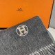 Will glow shiny scarf Hermes ~   on the new shawl   Needless to say, this model is too familiar, the classic double F is the continuation of a century of iconic logo, this year the Vintage trend swept the world ~ ~ ~ Med