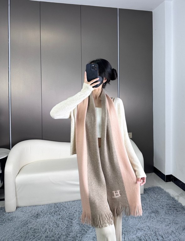 Price New! 2023 men and women with the same models, 100% pure cashmere Hermes (Hermes) synchronization counter, high-end cashmere knitted scarf! Can be formal, can be casual, very Classical design. This is a difficult kn