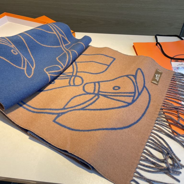 New at Hermes This scarf is woven in a delicate clashing jacquard and presents the Entrelacs Equestres horse head pattern designed by Geoff McFetridge. Size 40195cm.