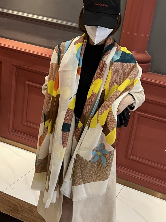 Scarf that glows and shines New    Buy all say it looks good recommended [pony jumping] top craftsmanship super value Hermes counter models    three-dimensional presentation of the pattern pattern in kind of a very high 