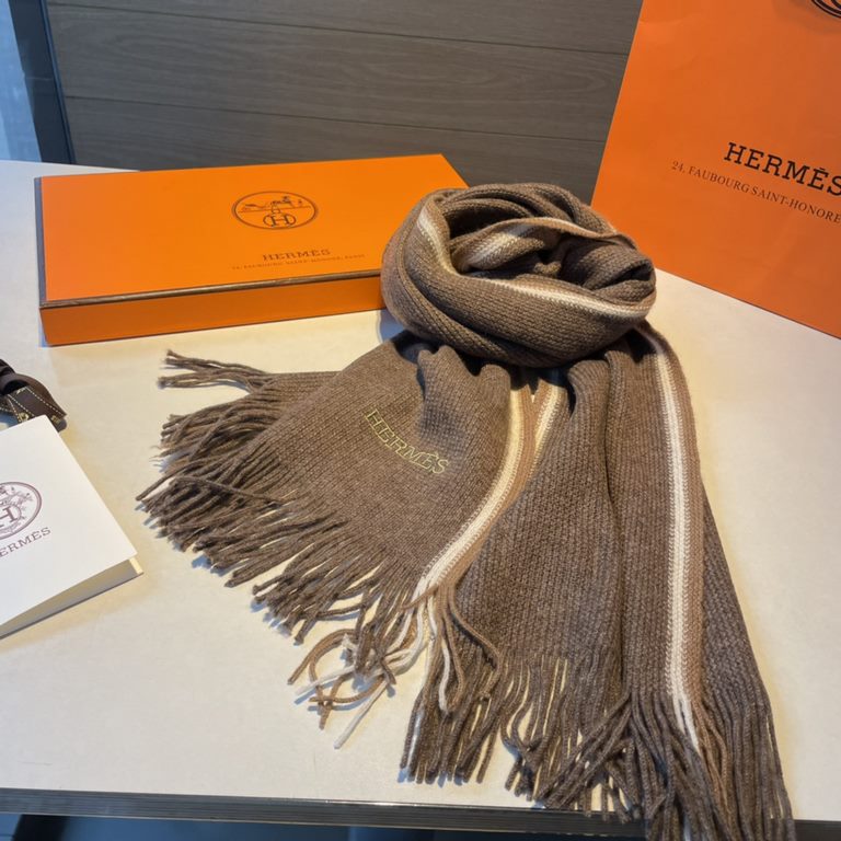 Hermes (Hermes) synchronized counter, high-end cashmere knitted scarf! Can be formal, can be casual, very Classical men's design. This knitting method is more difficult, and very costly yarn, the craft is very difficult!