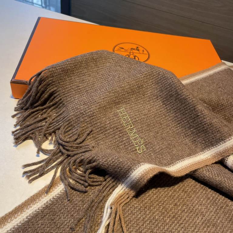 Hermes (Hermes) synchronized counter, high-end cashmere knitted scarf! Can be formal, can be casual, very Classical men's design. This knitting method is more difficult, and very costly yarn, the craft is very difficult!