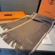 Hermes (Hermes) synchronized counter, high-end cashmere knitted scarf! Can be formal, can be casual, very Classical men's design. This knitting method is more difficult, and very costly yarn, the craft is very difficult!