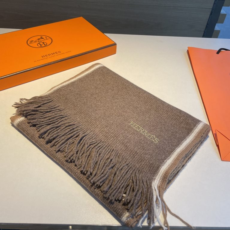 Hermes (Hermes) synchronized counter, high-end cashmere knitted scarf! Can be formal, can be casual, very Classical men's design. This knitting method is more difficult, and very costly yarn, the craft is very difficult!