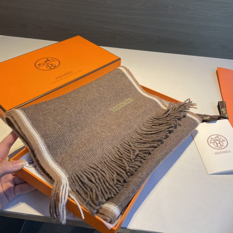 Hermes (Hermes) synchronized counter, high-end cashmere knitted scarf! Can be formal, can be casual, very Classical men's design. This knitting method is more difficult, and very costly yarn, the craft is very difficult!