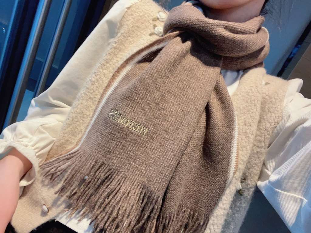 Hermes (Hermes) synchronized counter, high-end cashmere knitted scarf! Can be formal, can be casual, very Classical men's design. This knitting method is more difficult, and very costly yarn, the craft is very difficult!