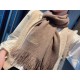 Hermes (Hermes) synchronized counter, high-end cashmere knitted scarf! Can be formal, can be casual, very Classical men's design. This knitting method is more difficult, and very costly yarn, the craft is very difficult!