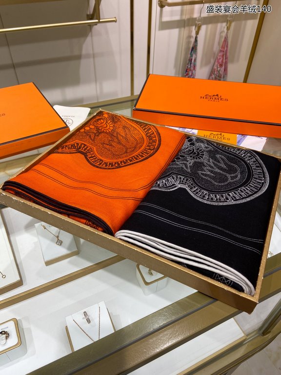 Cashmere new    Buy all say good-looking   Recommended  [Feast Banquet Cashmere 140] Double-sided same color cashmere square scarf, top craftsmanship super value   Hermes counter pop-ups    three-dimensional presentation