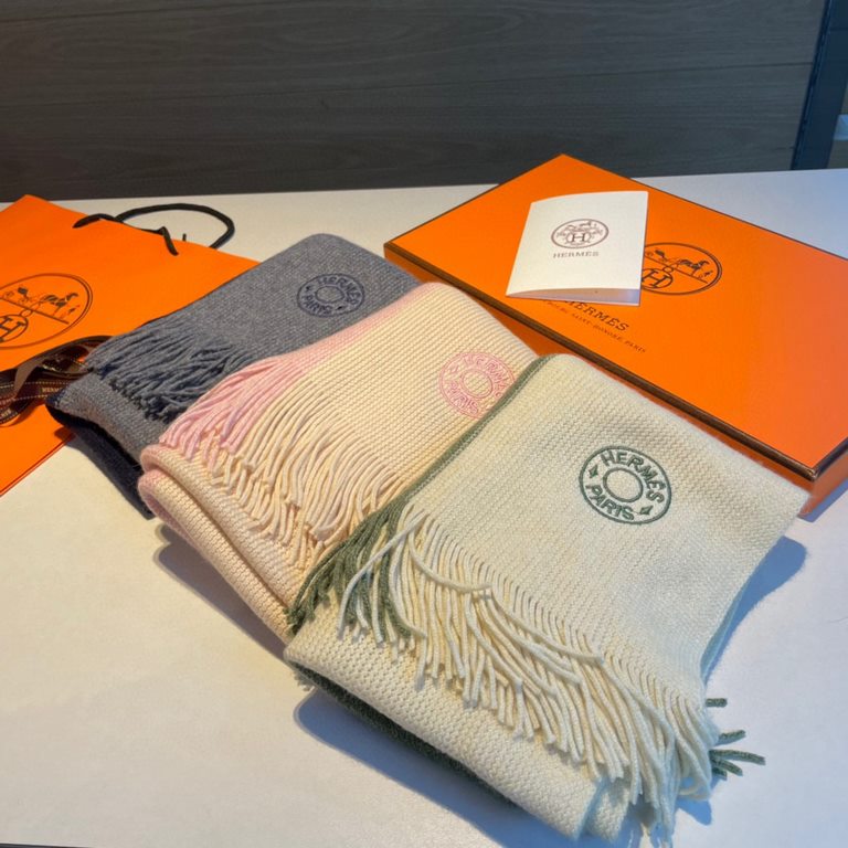 Men and women with the same model, 100% pure cashmere Hermes (Hermes) synchronization counter, high-end cashmere knitted scarf! Can be formal, can be casual, very Classical design. This knitting method is more difficult,