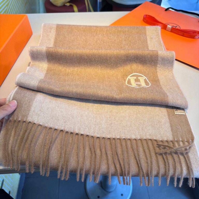 New 2023 Hermes men's and women's scarves and buy and cherish   ~ are export orders so it is more difficult to meet   things speak of few and fine   good-looking must be collected   this H family women's scarves, the sty