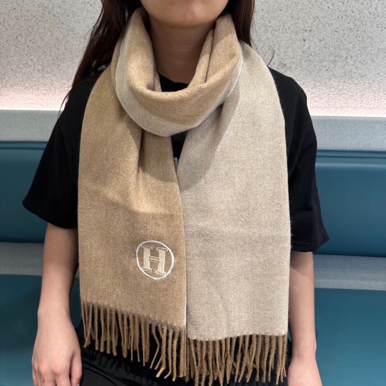 New 2023 Hermes men's and women's scarves and buy and cherish   ~ are export orders so it is more difficult to meet   things speak of few and fine   good-looking must be collected   this H family women's scarves, the sty