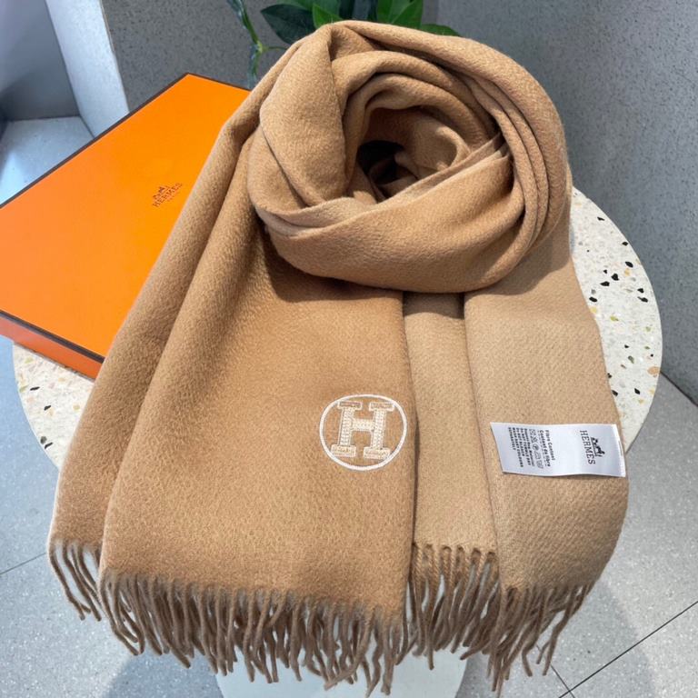 Will glow shiny scarf Hermes ~   on the new shawl   Needless to say, this model is too familiar, the classic double F is the continuation of a century of iconic logo, this year the Vintage trend swept the world ~ ~ ~ Med