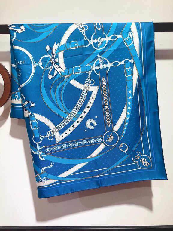 SHMS2332 ORIGINAL HERMES [Early Morning Stroll] 90cm Silk Square Scarf  A hearty breakfast starts an energizing day. But don't forget that horses need a little ritual too the daily early morning stroll is a sacred practi