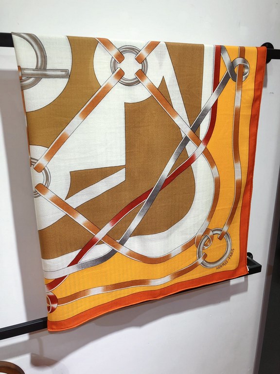 RHMS23102 Original Hermès [Artistic Rhetoric] 140cm Velvet Square Scarf  The final moment of preparation has arrived, the riders are careful to put on their helmets, make sure the saddles are adjusted to their optimum fi