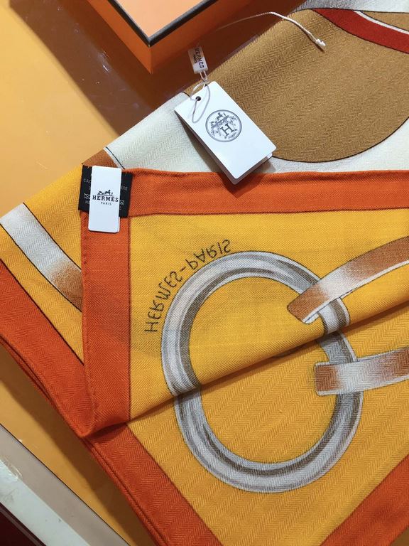 RHMS23102 Original Hermès [Artistic Rhetoric] 140cm Velvet Square Scarf  The final moment of preparation has arrived, the riders are careful to put on their helmets, make sure the saddles are adjusted to their optimum fi