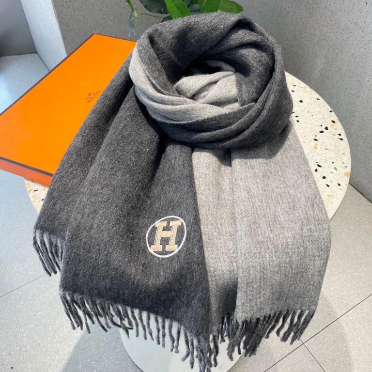 Will glow shiny scarf Hermes ~   on the new shawl   Needless to say, this model is too familiar, the classic double F is the continuation of a century of iconic logo, this year the Vintage trend swept the world ~ ~ ~ Med