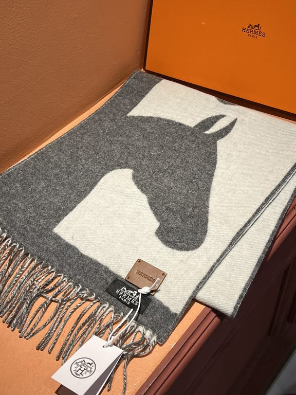 New at Hermes This scarf is woven in a delicate clashing jacquard and presents the Entrelacs Equestres horse head pattern designed by Geoff McFetridge. Size 40195cm.