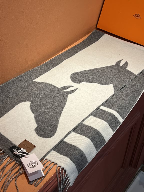 New at Hermes This scarf is woven in a delicate clashing jacquard and presents the Entrelacs Equestres horse head pattern designed by Geoff McFetridge. Size 40195cm.