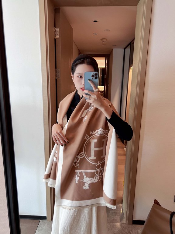 The new  H family. In this scarf, she draws a simple sample of what she considers exoticism. This must-have accessory can be worn in a variety of ways and goes well with any outfit, pleasing to the eye.