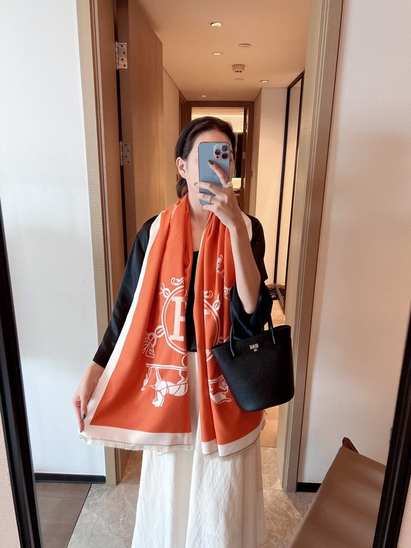 The new  H family. In this scarf, she draws a simple sample of what she considers exoticism. This must-have accessory can be worn in a variety of ways and goes well with any outfit, pleasing to the eye.