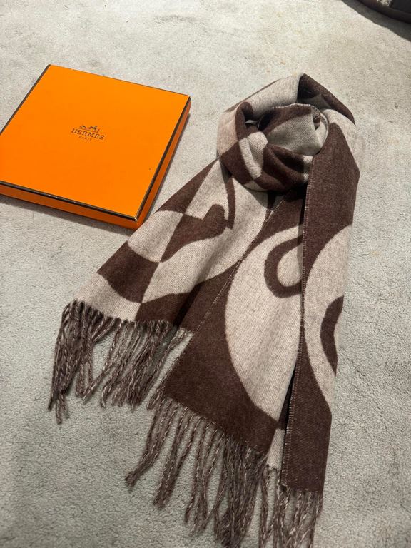 Hermes new geometric cashmere scarf, this model is really love at a glance, abstract geometric shapes logo, colorful geometric sense of fun, pay tribute to the brand's logo elements, riding boots, spurs, jacquard craftsm