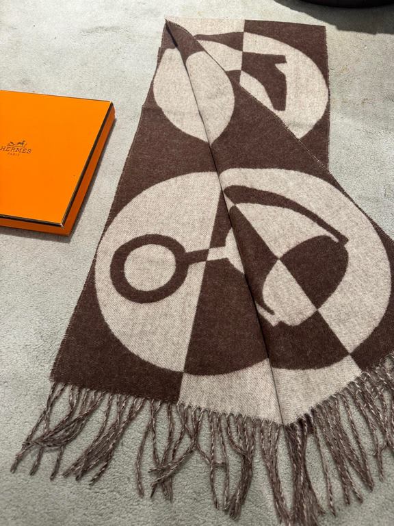 Hermes new geometric cashmere scarf, this model is really love at a glance, abstract geometric shapes logo, colorful geometric sense of fun, pay tribute to the brand's logo elements, riding boots, spurs, jacquard craftsm