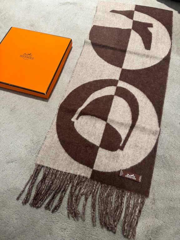 Hermes new geometric cashmere scarf, this model is really love at a glance, abstract geometric shapes logo, colorful geometric sense of fun, pay tribute to the brand's logo elements, riding boots, spurs, jacquard craftsm