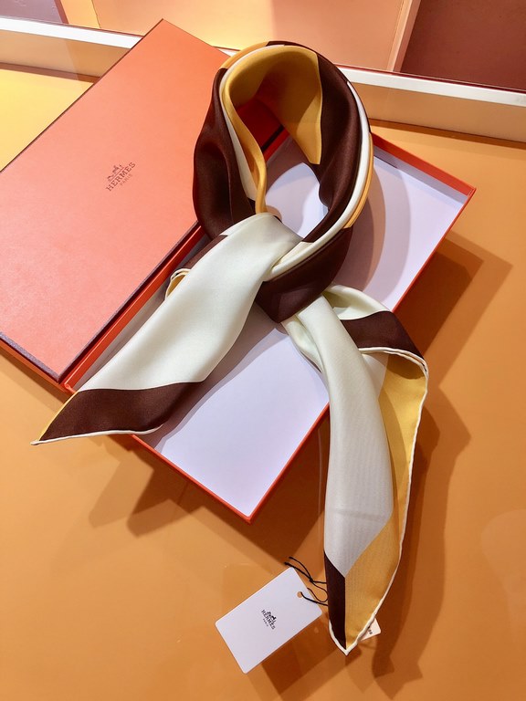 SHMS20102  Hermes [H Passant] 90cm version of the silk square scarf   A rare geometric print by Hermes. Simple and atmospheric at the same time with a strong aura! Goes well with any outfit   Made of top quality twill si