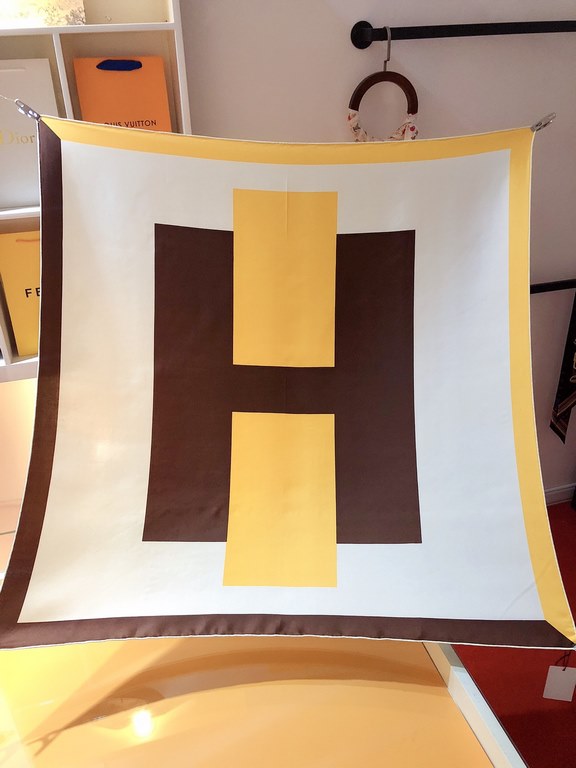 SHMS20102  Hermes [H Passant] 90cm version of the silk square scarf   A rare geometric print by Hermes. Simple and atmospheric at the same time with a strong aura! Goes well with any outfit   Made of top quality twill si