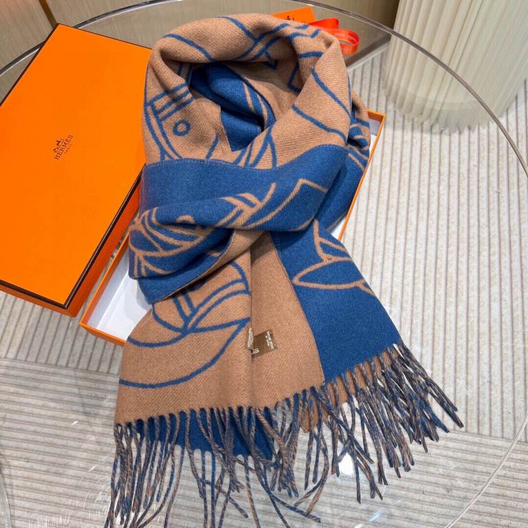 New at Hermes This scarf is woven in a delicate clashing jacquard and presents the Entrelacs Equestres horse head pattern designed by Geoff McFetridge. Size 40195cm.