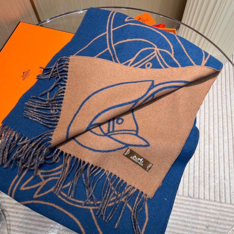 New at Hermes This scarf is woven in a delicate clashing jacquard and presents the Entrelacs Equestres horse head pattern designed by Geoff McFetridge. Size 40195cm.