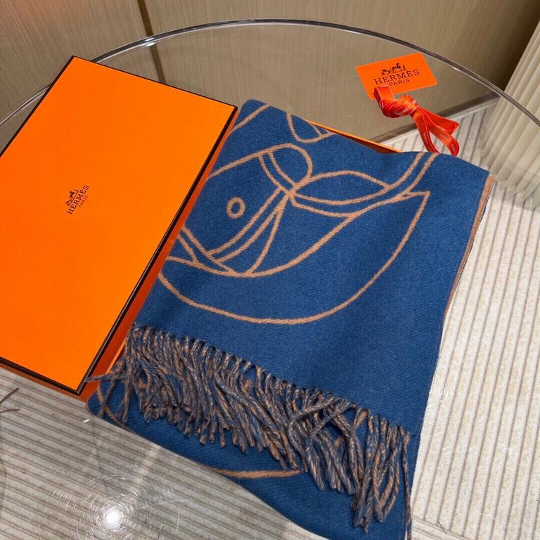 New at Hermes This scarf is woven in a delicate clashing jacquard and presents the Entrelacs Equestres horse head pattern designed by Geoff McFetridge. Size 40195cm.