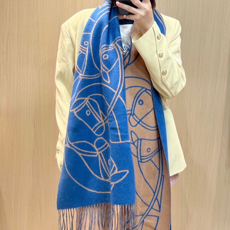 New at Hermes This scarf is woven in a delicate clashing jacquard and presents the Entrelacs Equestres horse head pattern designed by Geoff McFetridge. Size 40195cm.